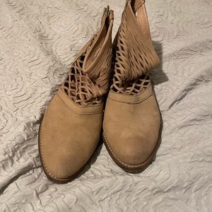 Camel booties